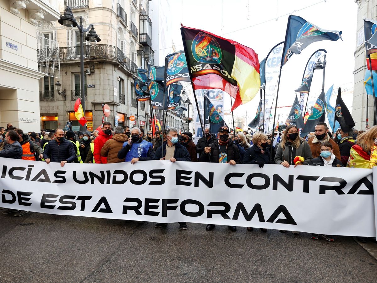 Foto: Agentes de todos los cuerpos policiales protestan contra la reforma que plantea el Gobierno de la actual Ley de Seguridad Ciudadana. (EFE/J. J. Guillén)