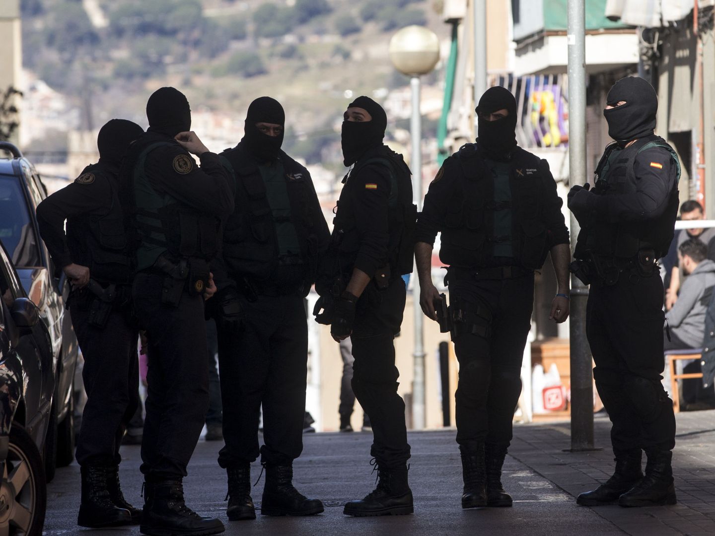 Agentes del GAR en una operación antiterrorista en Badalona (EFE).
