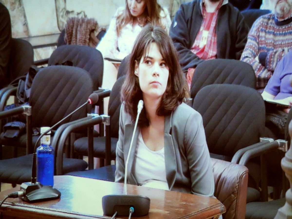 Foto: Pantalla en la que los medios siguieron el juicio a Isabel Serra. (EFE)
