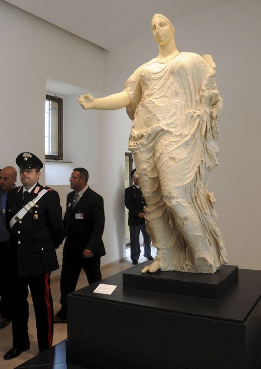 La 'Venus Morgantina' al ser expuesta en 2011 en el museo de Aidone en Enna, Sicilia, tras ser devuelta a Italia .(EFE/Franco Lannino)