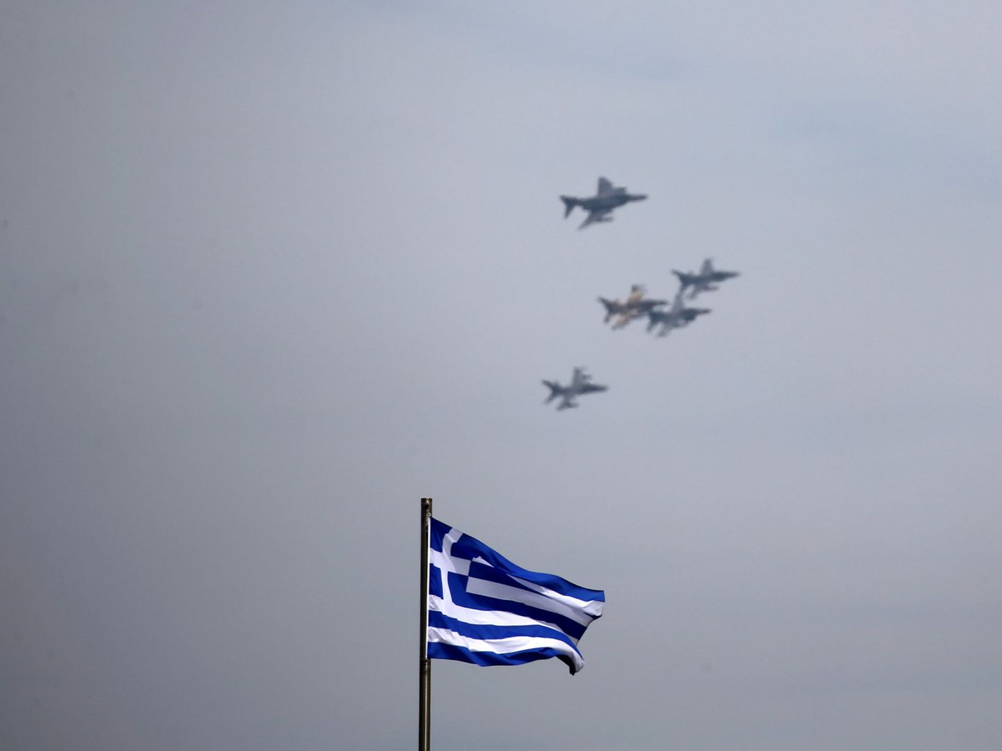 Cazas de la fuerza aérea de Grecia sobrevuelan Atenas durante una exhibición aérea, en abril de 2017. (Reuters)