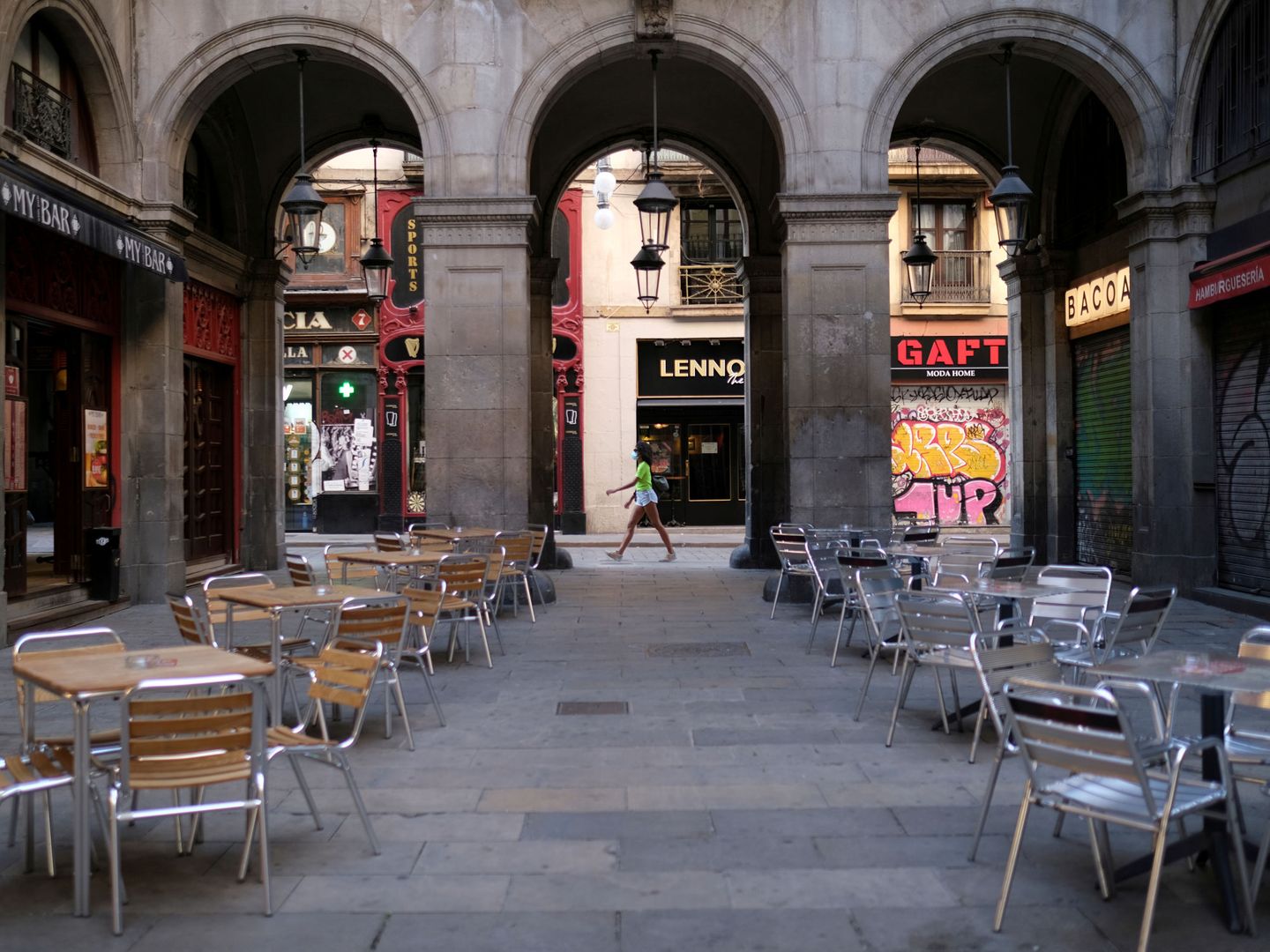 Terrazas de bares vacías en Barcelona. (EFE)