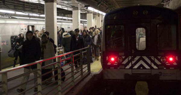 Foto: Cada vez son más frecuentes los retrasos en el metro de Nueva York por culpa de los airpods (Reuters/Mike Segar)