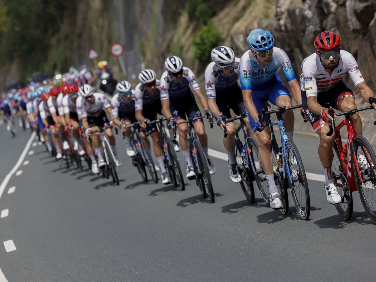 Foto: Los corredores, durante la séptima etapa de la Vuelta a España. (EFE/Javier Lizón)