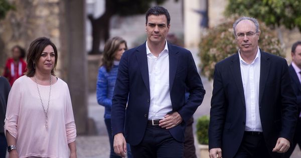 Foto: El secretario general del PSOE, Pedro Sánchez, junto a la alcaldesa de Córdoba, Isabel Ambrosio (Efe)