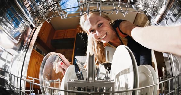 Foto: Si lo usamos bien, el lavavajillas nos quitará una carga más de nuestro día a día. (iStock)