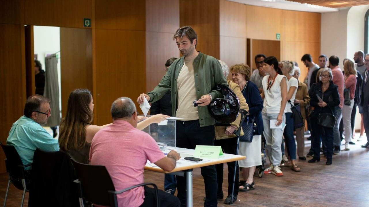 Foto del ERC y Junts piden alargar el horario de votación por las averías de Rodalies