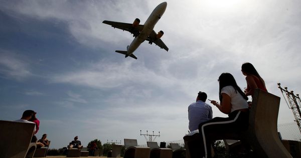 Foto: Un avión de Vueling se dispone a aterrizar en el Aeropuerto de Barcelona-El Prat. (EFE)