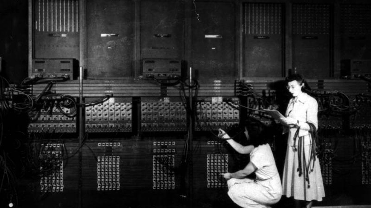 Dos mujeres reprogramando el ENIAC en 1946 (Wikimedia Commons)