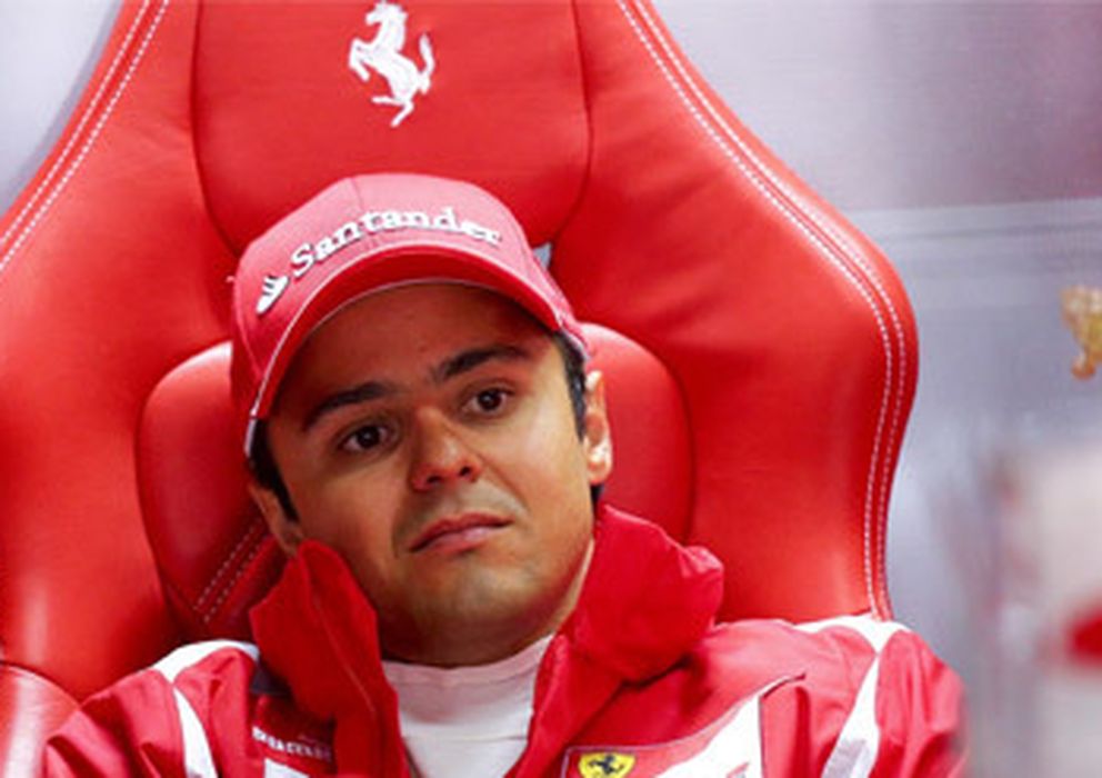 Foto: Felipe Massa descansa en el 'box' antes de los entrenamientos (Efe).