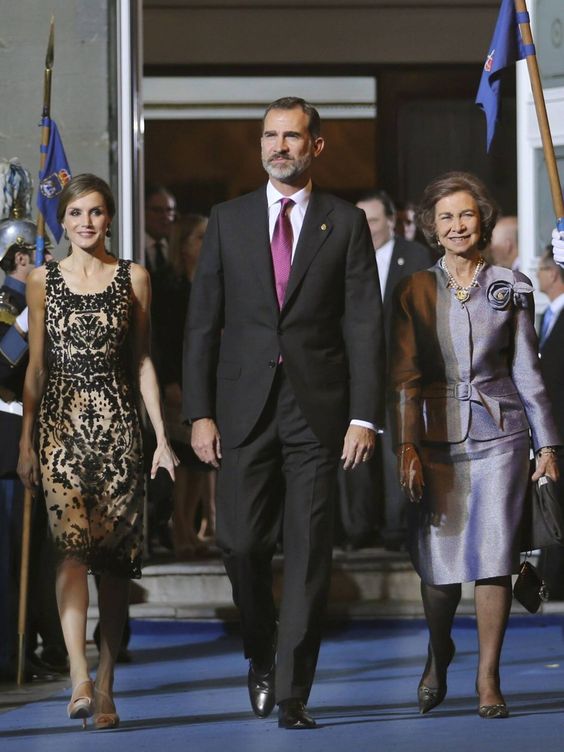 Los reyes Felipe y Letizia junto a la reina Sofía en los Premios Princesa de Asturias de 2016. (Reuters/Vincent West)