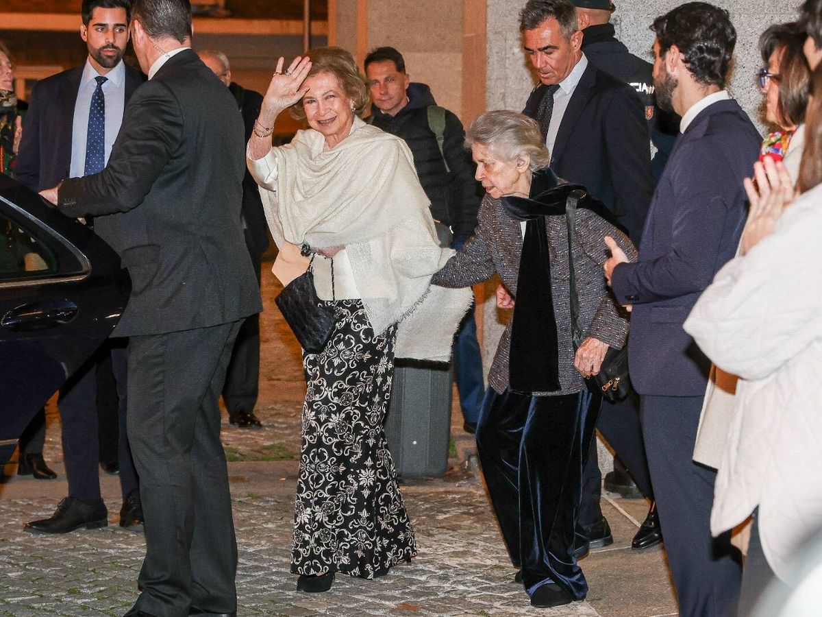Foto: La reina Sofía y su hermana Irene al salir del concierto. (Gtres/Jon Arriaga)