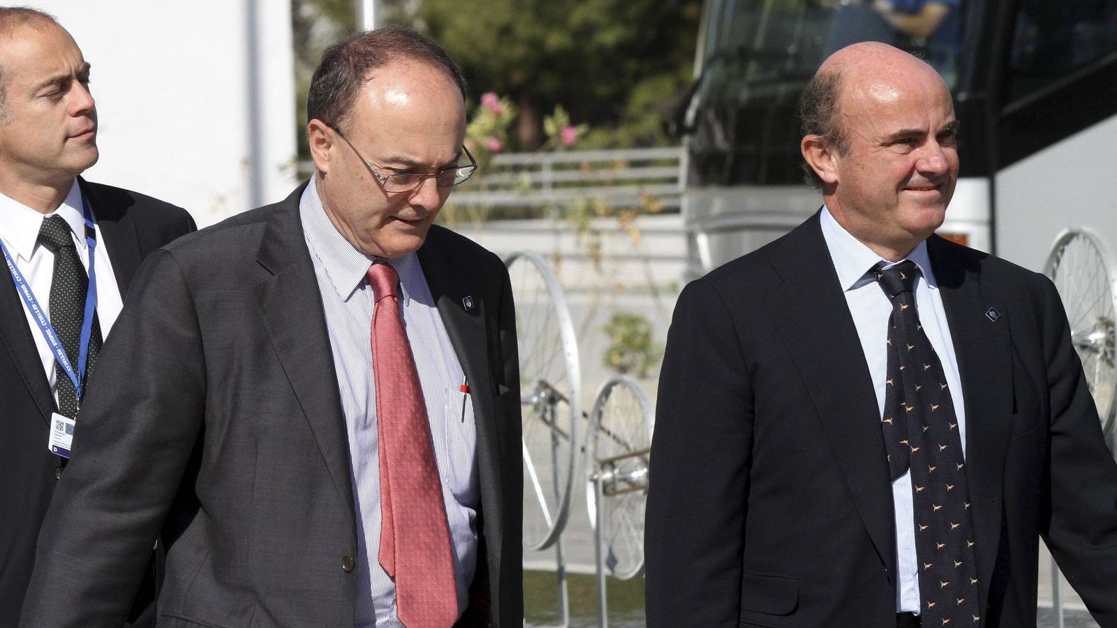 Foto: El exministro de Economía Luis de Guindos (dcha) y el gobernador del Banco de España, Luis María Linde. (EFE)