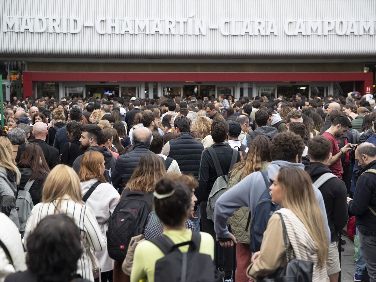 Foto: El caos se ha desatado en la madrileña estación de Chamartín. (EFE/J.P. Gandul)