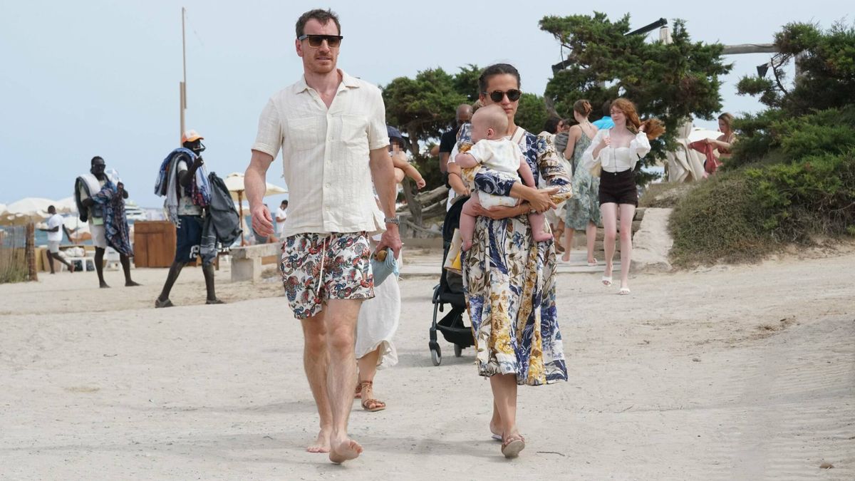 Michael Fassbender y Alicia Vikander, con vestido floral y sandalias de Zara, primer verano como padres en Ibiza