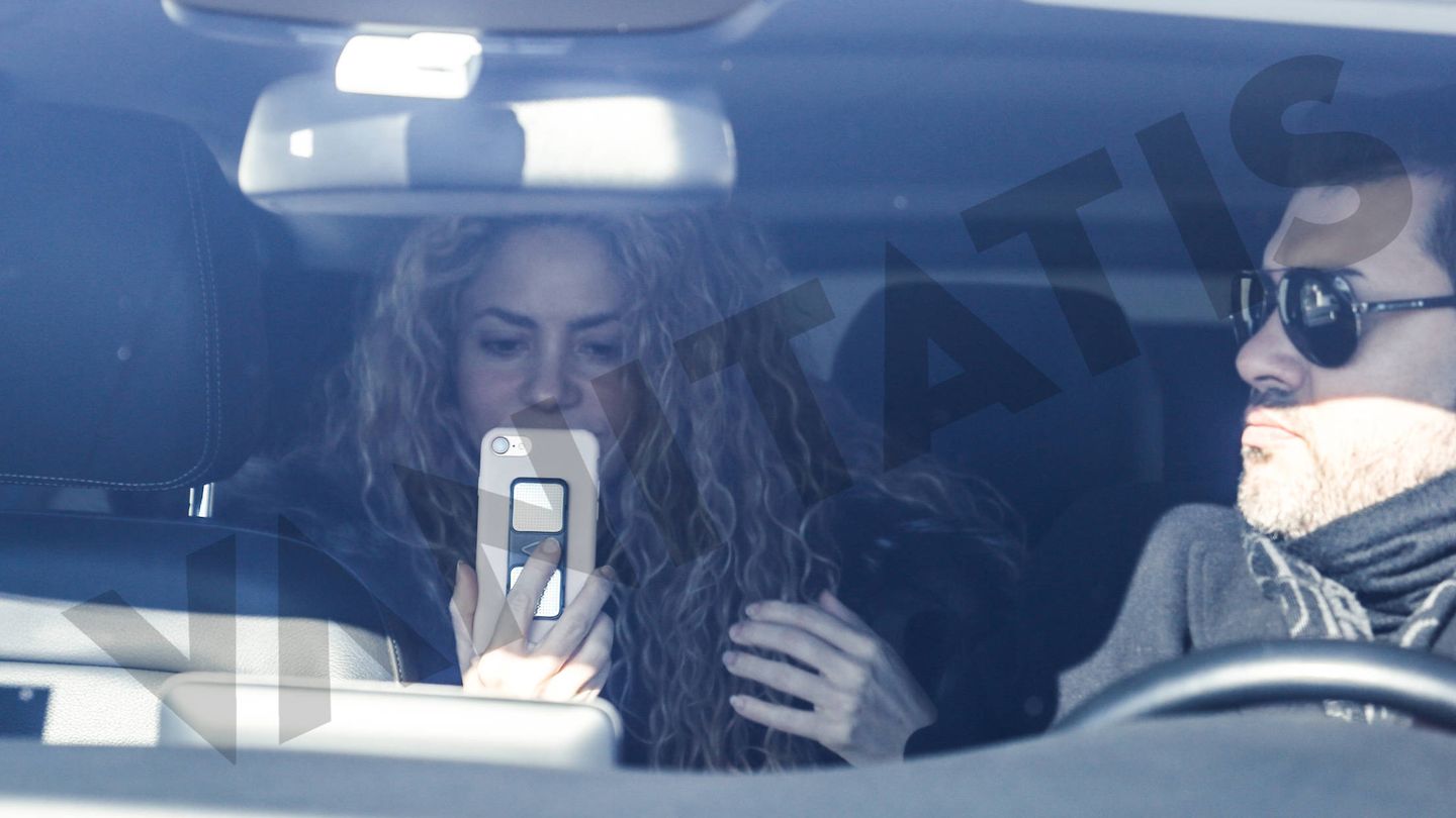 Shakira grabando a los periodistas. (Vanitatis)