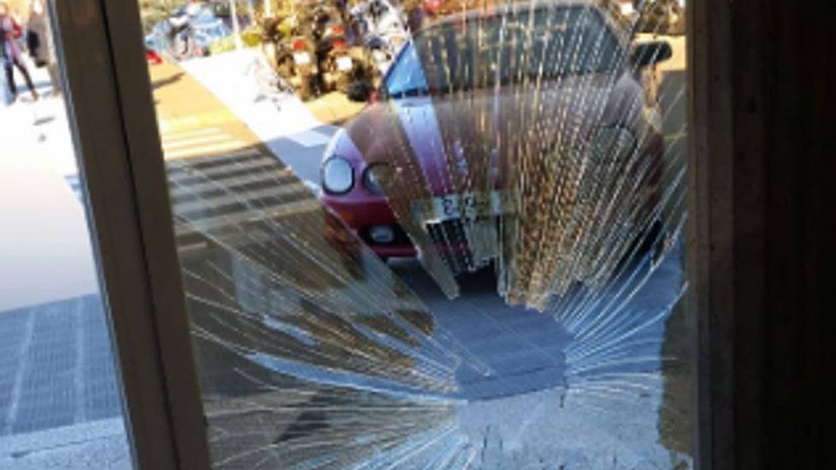 Un hombre estrella su coche contra la puerta de los estudios de TV3