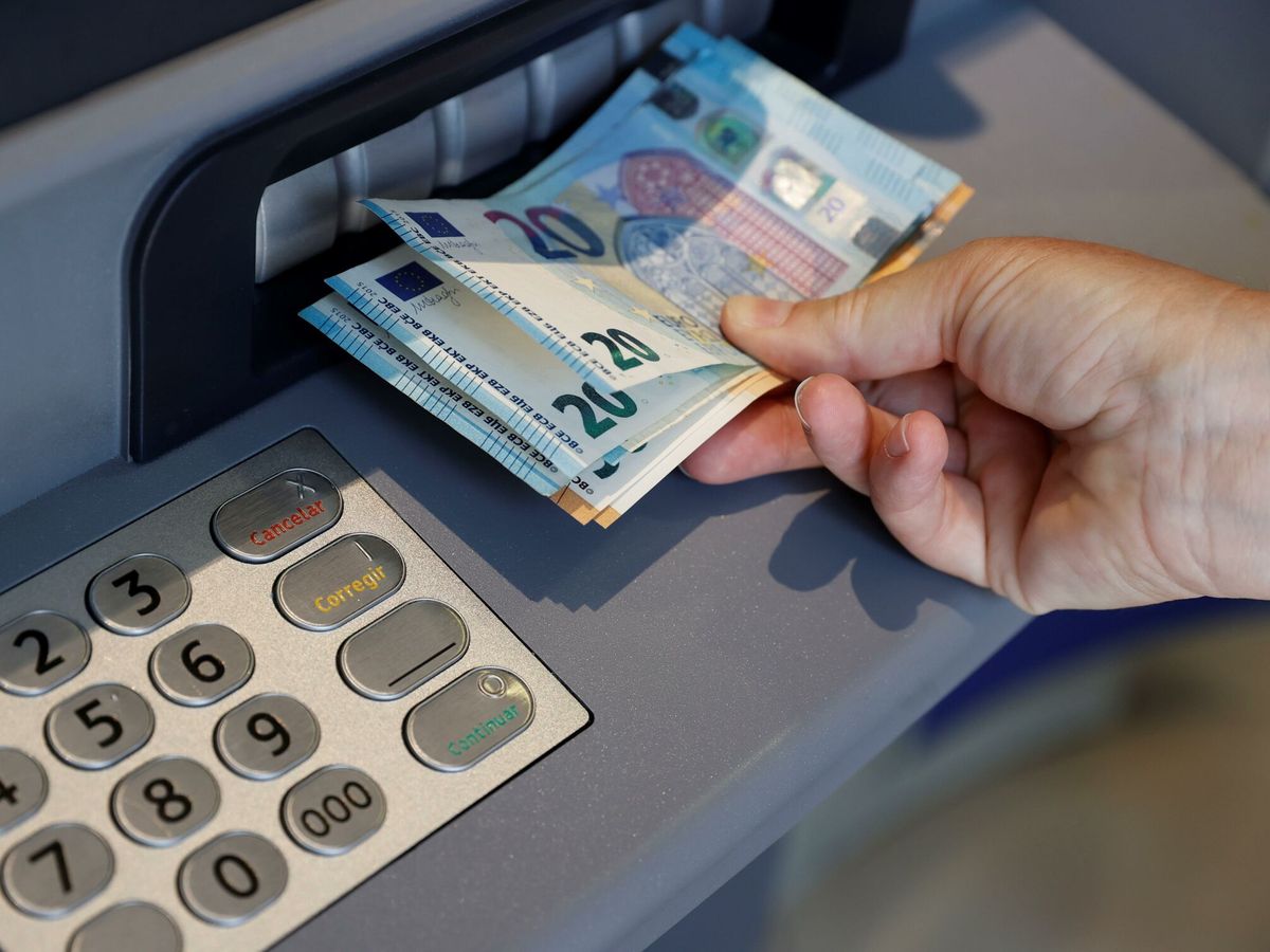 Foto: El uso del dinero en efectivo ha vuelto a subir por la inflacción. (Foto: EFE / Emilio Naranjo) 