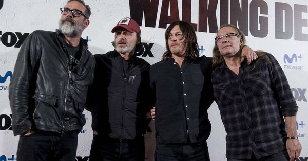 Foto: Los protagonistas de 'The Walking Dead' con Greg Nicotero