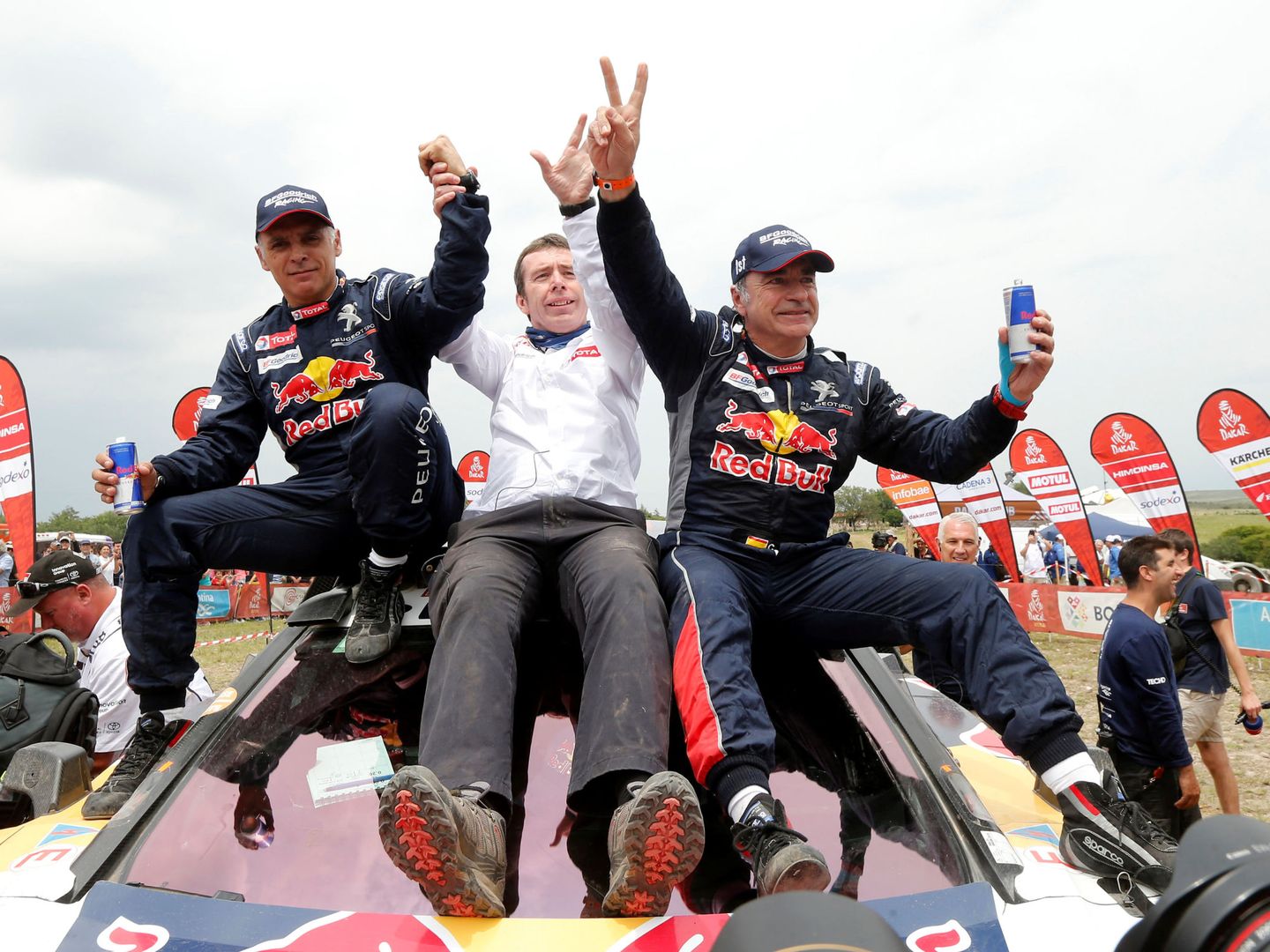 Bruno Famin, en el centro de la imagen, junto a Sainz y Cruz tras el triunfo en el Dakar del 2018. (EFE)