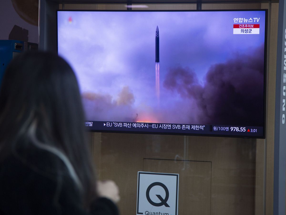 Foto: Una mujer sigue el lanzamiento de un misil de corto alcance norcoreano en una televisión instalada en una estación de Seúl. (EFE/Jeon Heon)
