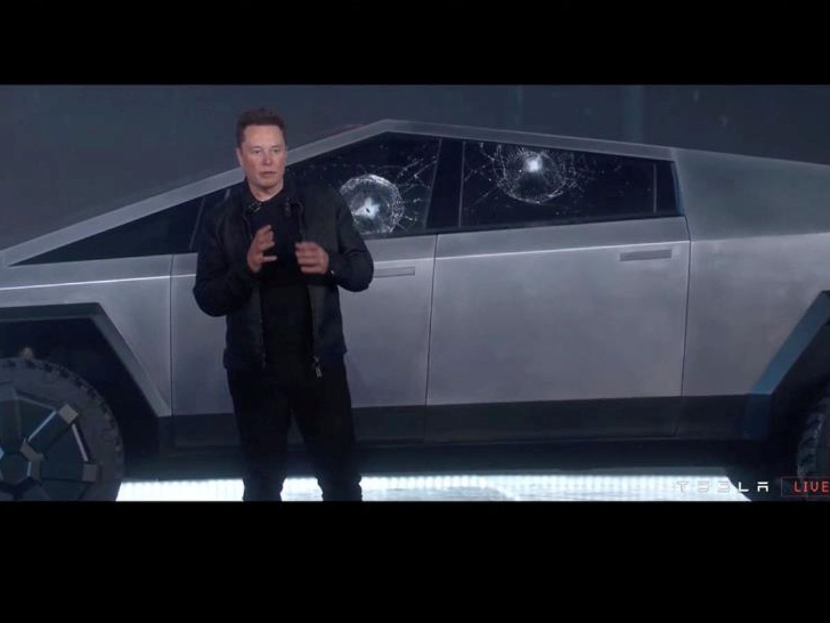 Foto: Musk y su Cybertruck con cristales rompibles. (Reuters)