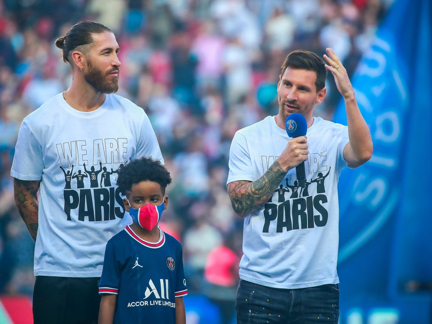 Sergio Ramos junto a Messi en la presentación en el Parque de los Príncipes. (Efe)