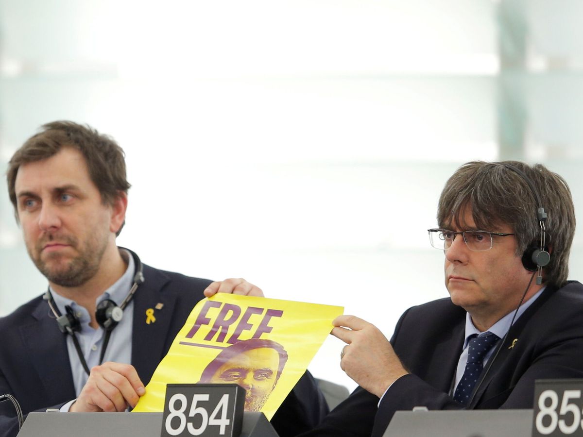 Foto: Toni Comín con Carles Puigdemont en el Parlamento Europeo. (Reuters/Vincent Kessler)