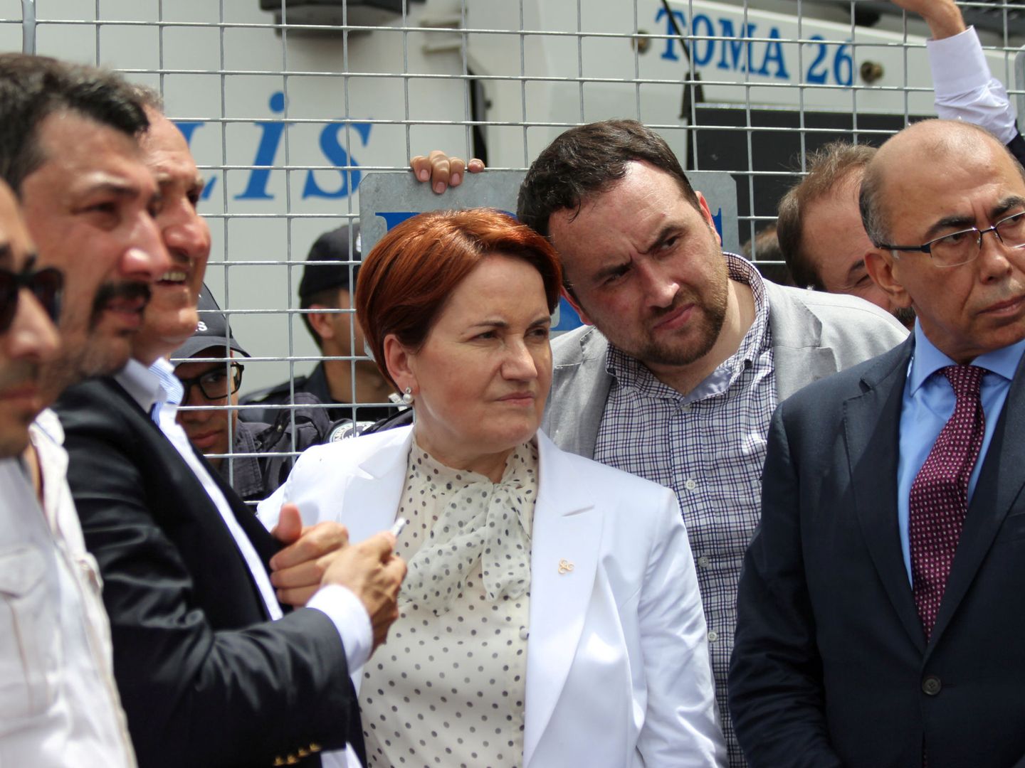 Meral Aksener y algunos de sus colaboradores tras un cordón policial que impidió la celebración de un congreso de disidentes del MHP en un hotel en Ankara, el 15 de mayo de 2016. (Reuters)