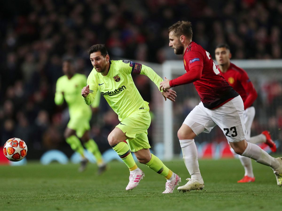 Foto: Leo Messi y Luke Shaw durante un partido en 2019.
