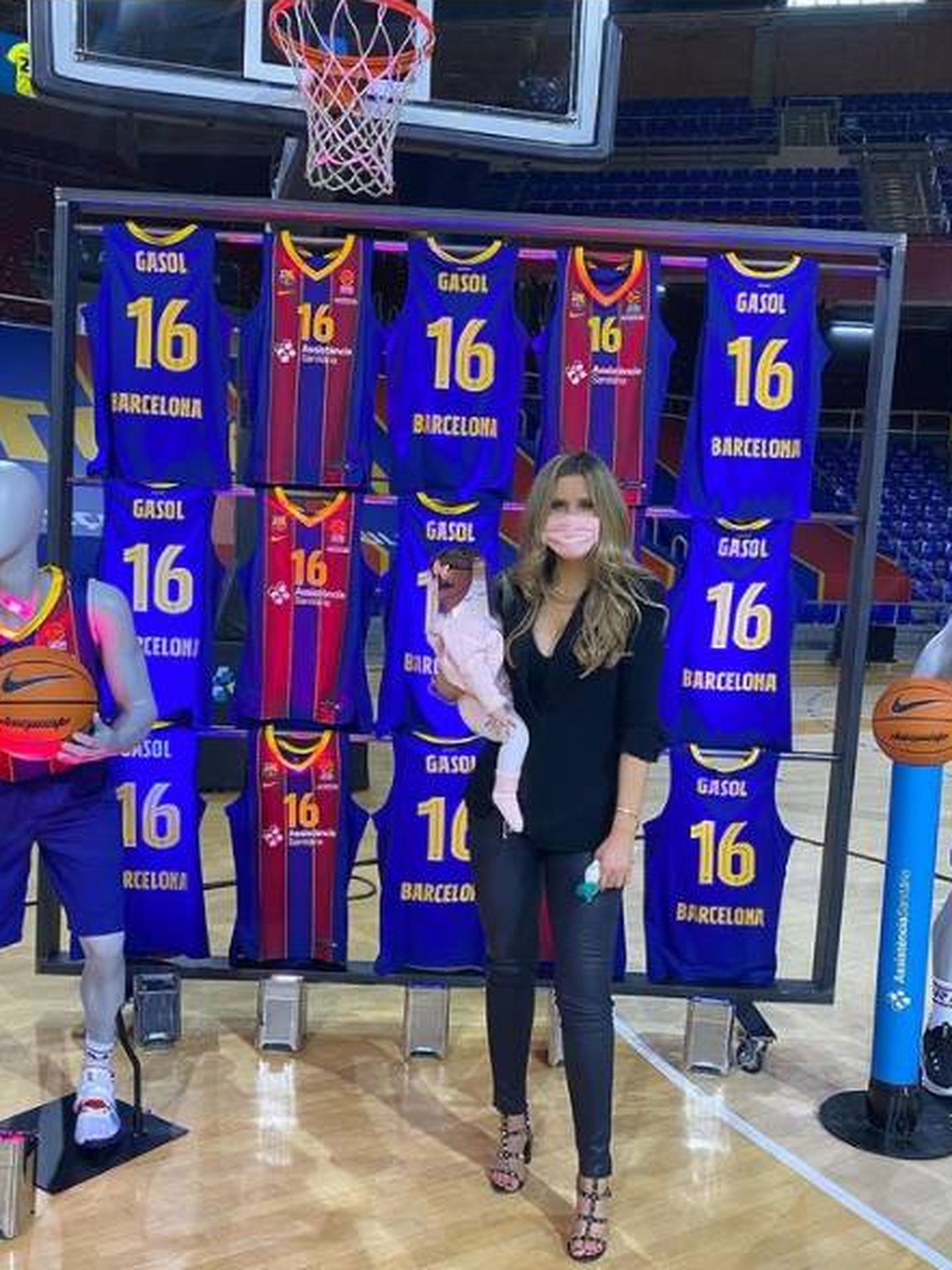 Cat Gasol, con su hija en un partido del Barça. (IG)