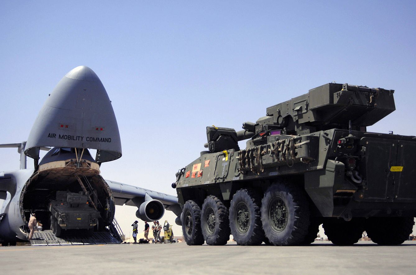 Dos vehículos de infantería Stryker embarcan en un C-5 Galaxy. (Julianne Showalter/Fuerza Aérea de EEUU)