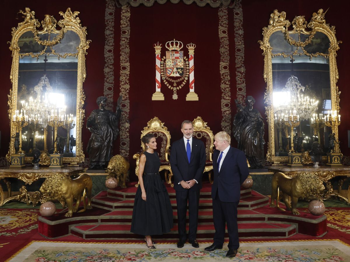 Foto: Recepción de los Reyes a los jefes de Estado en el Salón del Trono. (EFE/Martín)