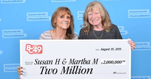 Foto: llaman Susan Hook y Martha McCallum, junto al cheque que acredita su premio (Foto: BC Lottery)