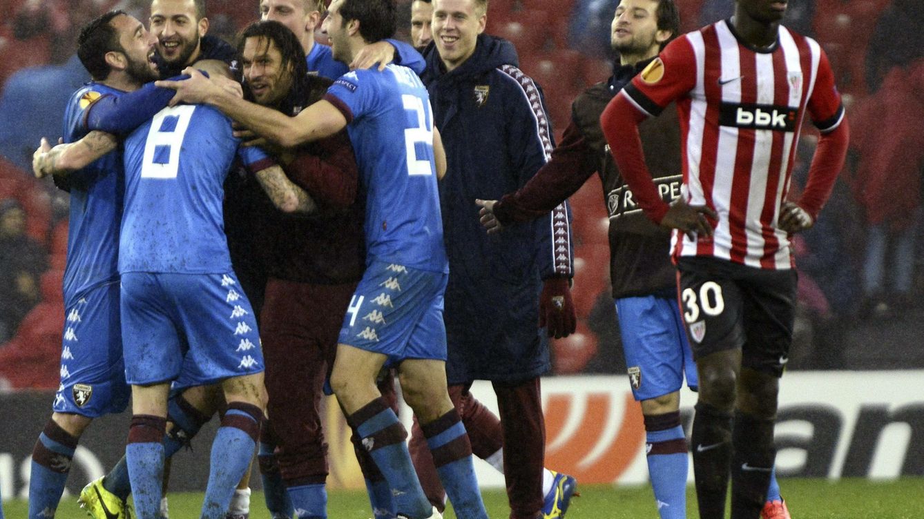 Foto: Los jugadores del Torino celebran ante Iñaki Williams su pase (Efe).