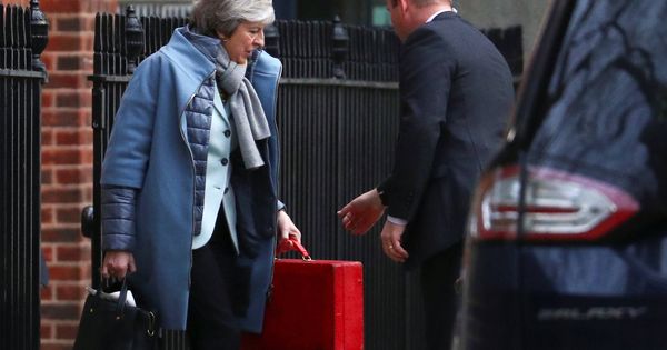 Foto: Theresa May sale del número 10 de Downing Street, en Londres. (Reuters)