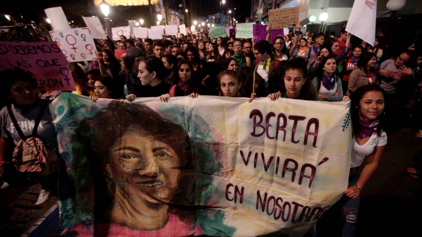 Mujeres sostiene una pancarta con la imagen de la líder ecologista Berta Cáceres, asesinada en 2016. (Reuters)