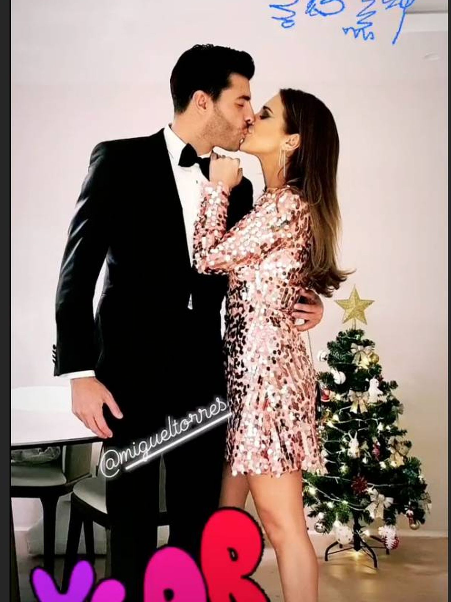  La pareja recibiendo el año. (Instagram)