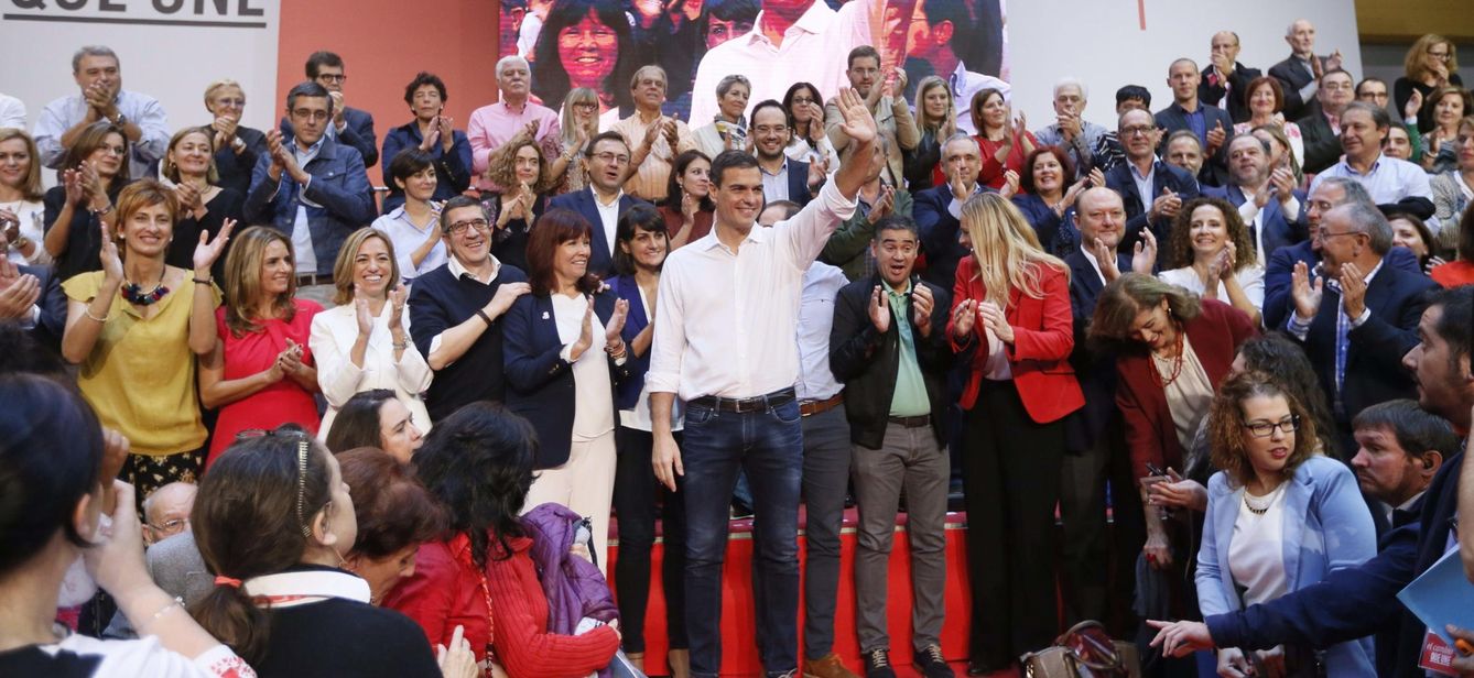 Foto de familia de Pedro Sánchez con los candidatos de estas generales. (EFE)