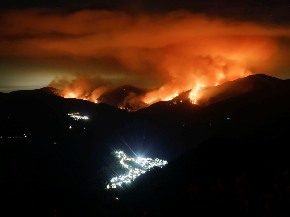 Foto: El incendio de Sierra Bermeja, la noche del 10 de septiembre. (Reuters)