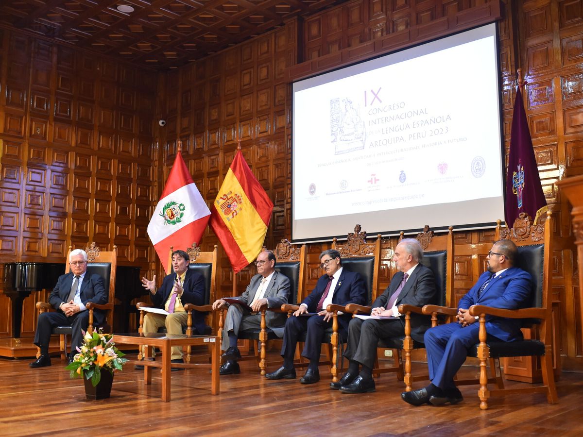 Foto: El Congreso se iba a celebrar en Perú, pero se ha desestimado por la situación del país. Reunión de miembros de las academias en noviembre. (EFE)