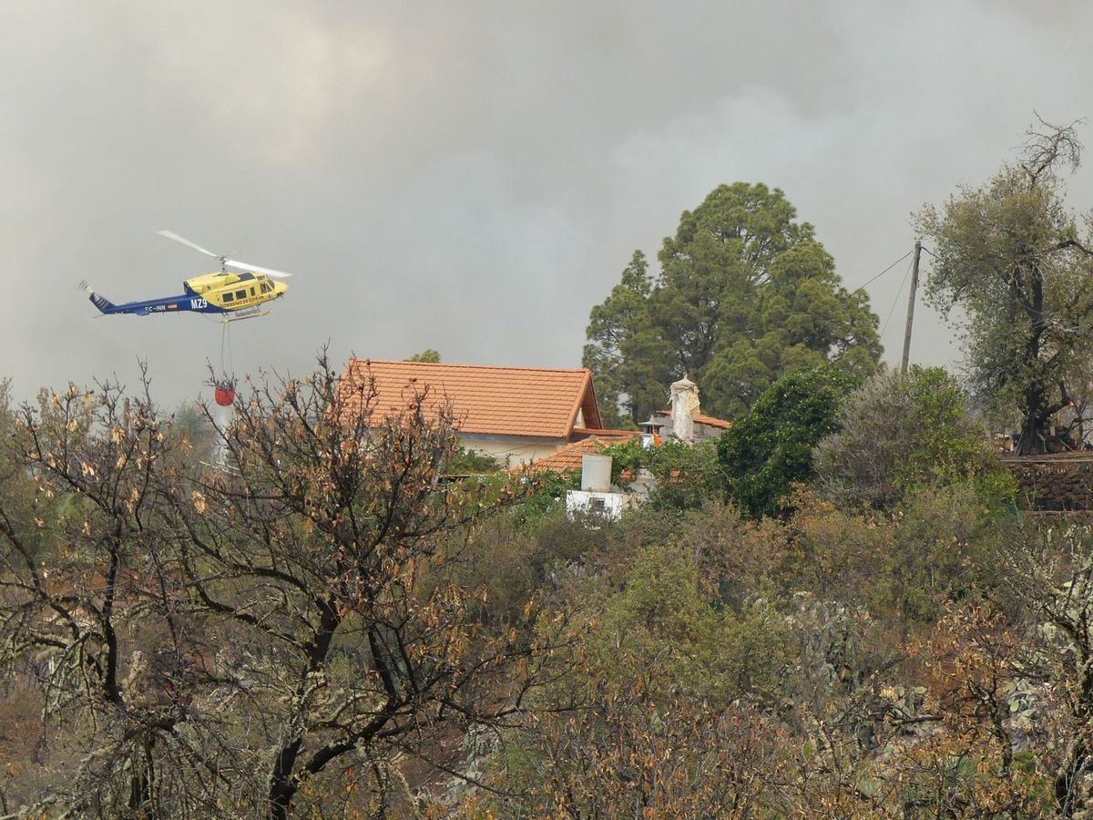 Foto: Un helicóptero durante las labores de extinción del incendio forestal. (EFE)