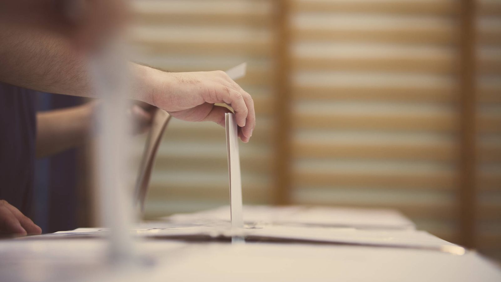 Foto: Votantes depositan papeletas en las urnas. (iStock)
