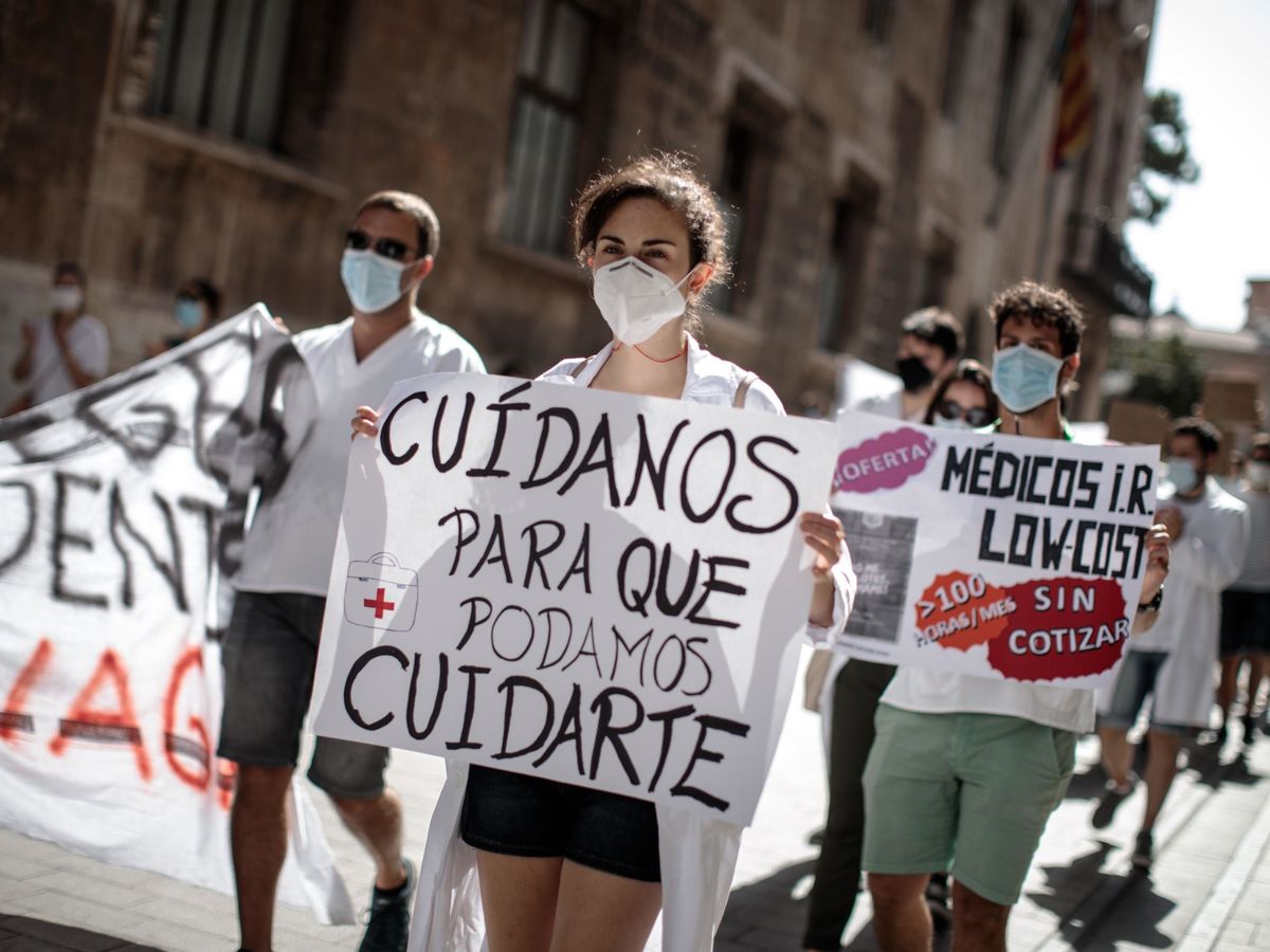 Foto: Una protesta de médicos residentes en Valencia. (EFE/Biel Aliño)