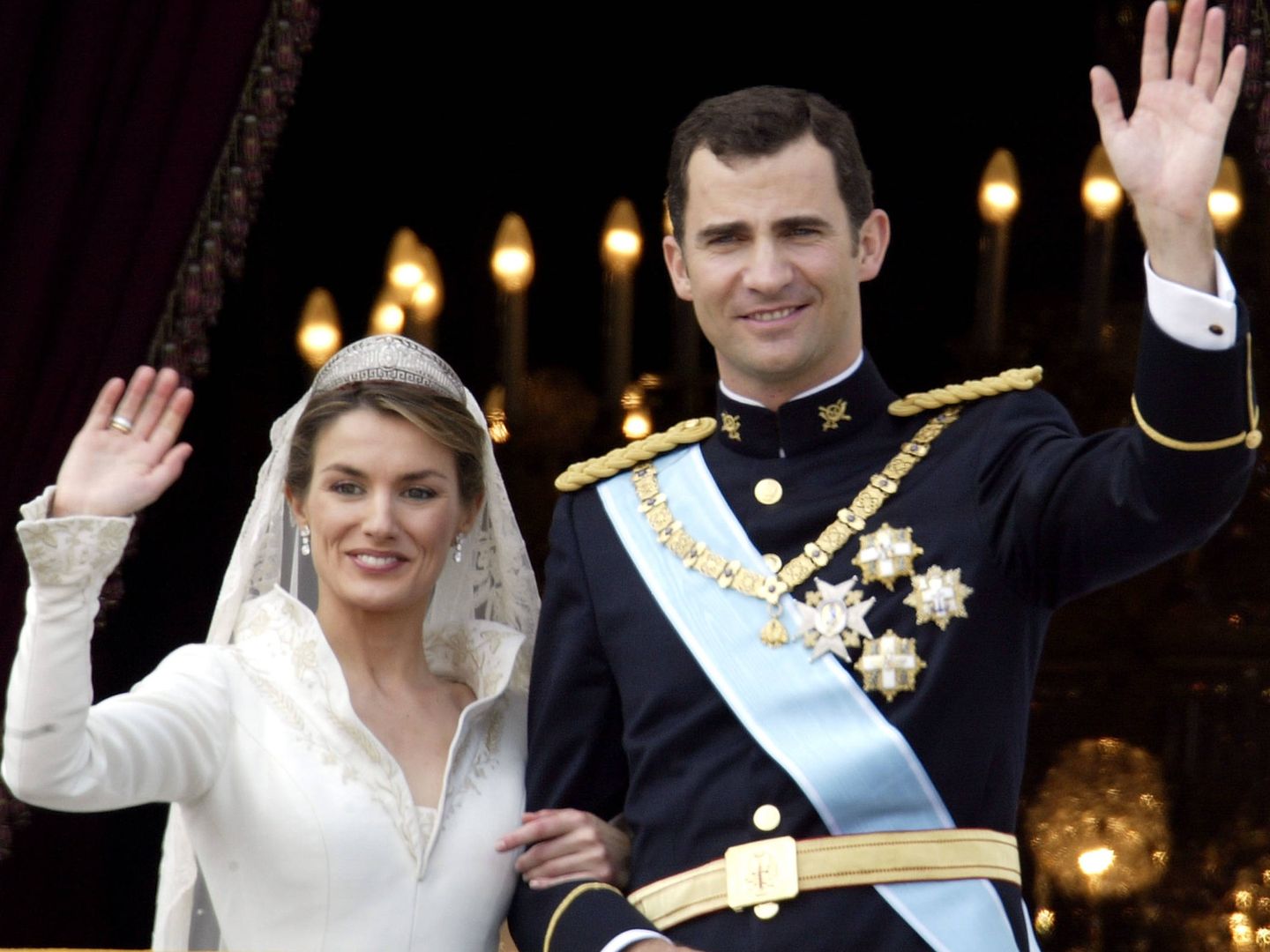 Los reyes Letizia y Felipe, el día de su boda saludando desde el Palacio Real. (Getty)