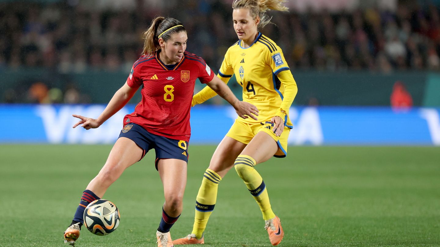 Mariona Caldentey controla el balón ante Suecia. (EFE/Brett Phibbs)