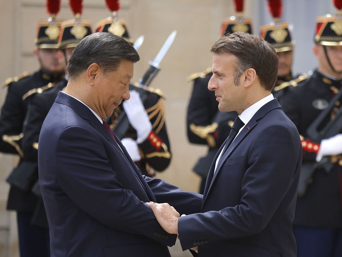 Foto: El presidente francés, Emmanuel Macron, recibe al presidente chino, Xi Jinping, en París. (EFE/Yoan Valat)