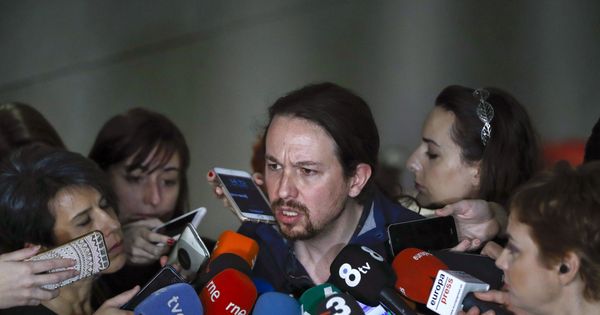 Foto: El líder de Podemos, Pablo Iglesias, responde a las preguntas de los periodistas en los pasillos del Congreso. (EFE)