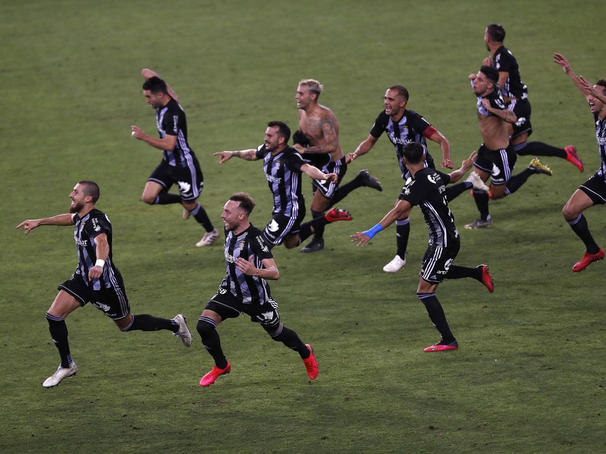 Foto: Los jugadores del Cartagena celebran su ascenso a Segunda División (EFE)