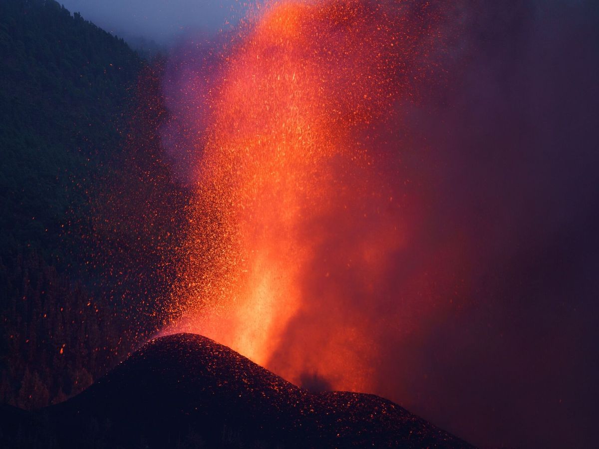 Foto: A pesar de la virulencia del volcán, hay quien cree que está todo orquestado. (EFE/Ramón de la Rocha)
